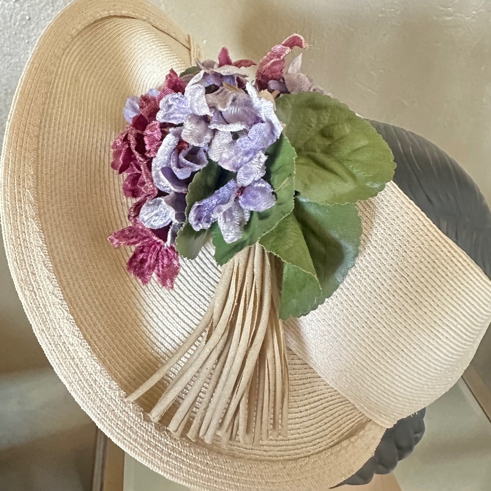GRACEFUL 1940s' IVORY STRAW OPEN CROWN HAT WITH FOLDED BRIM & FABRIC FLOWERS - Picture 4 of 12